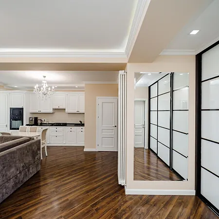 Elegant Near The Park Apartment *