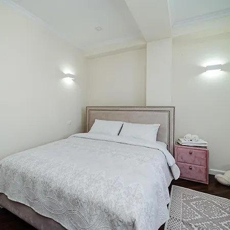Elegant Near The Park Apartment *