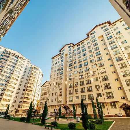 Elegant Near The Park Apartment