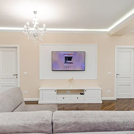 Elegant Near The Park Apartment Chisinau