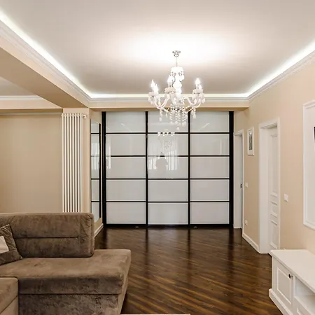 Elegant Near The Park Apartment