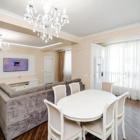 Elegant Near The Park Apartment